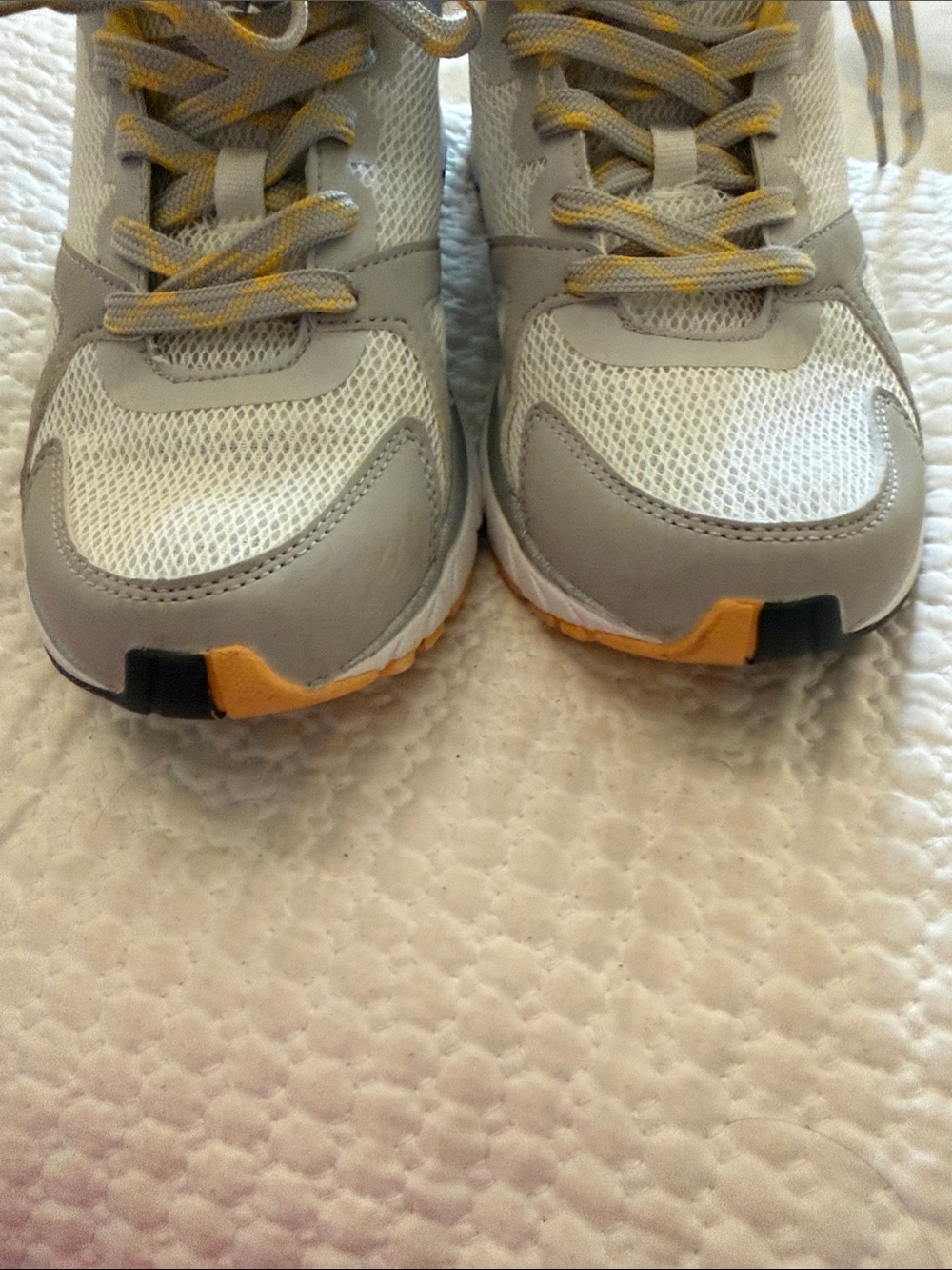 Vionic Gray Size 9 Yellow Lace-Up Mesh Trainer like new very nice - Picture 4 of 6